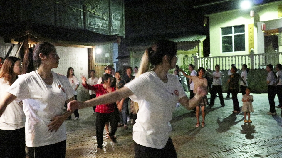 重慶師范大學生命科學學院“耕培啟潤”志愿服務(wù)團隊走進酉陽縣花田鄉(xiāng)何家?guī)r村與村民共跳非遺擺手舞