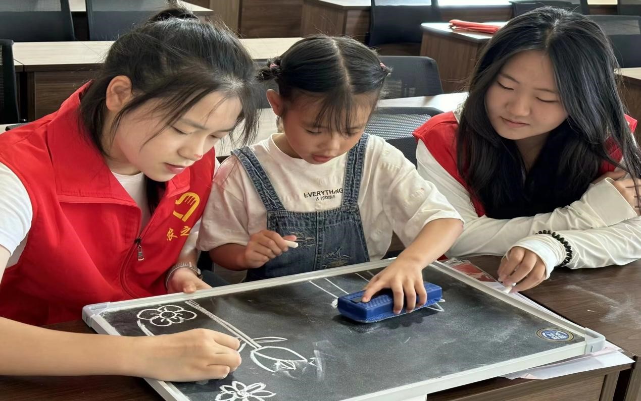 三下鄉 志愿者用家國情懷點亮留守兒童成長之路