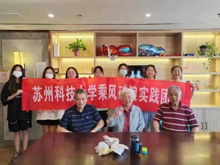 圖為實(shí)踐團(tuán)隊(duì)成員與受訪老人合影留念