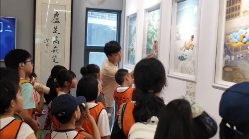 這就是青春力量！廣州新華學院“潮”砌蓬勃突擊隊以童趣課堂喚醒非遺活力