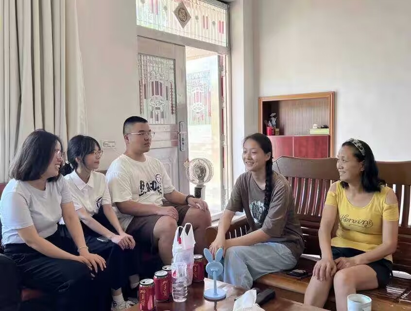 武漢鐵院“信之助”家訪溫情行：攜手精準扶持，共繪成長藍圖