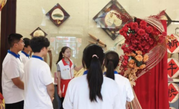 廣東青年大學(xué)生“百千萬工程”尋香承韻突擊隊(duì)感悟僑鄉(xiāng)文化，揚(yáng)文化之美