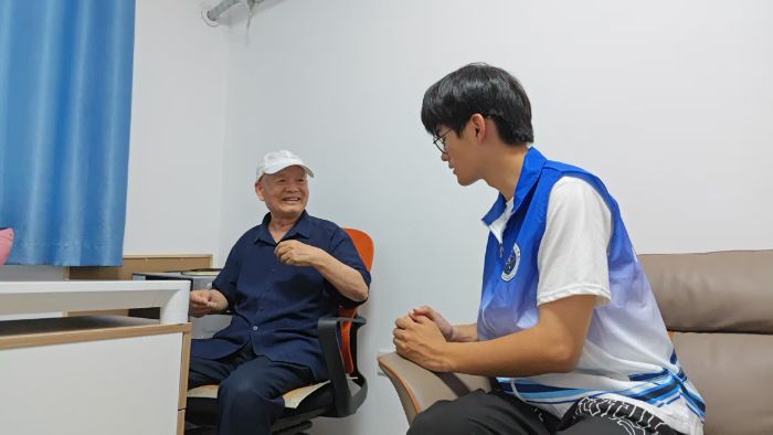 塔里木大學“紅色印記.青春紀行”采訪 ——赴奎屯市葉林桃社區采訪老黨員挖掘兵團