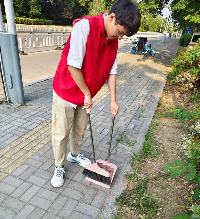 江蘇科技大學(xué)蘇州理工學(xué)院開展“清掃活動(dòng)進(jìn)社區(qū)”暑期社會(huì)實(shí)踐活動(dòng)