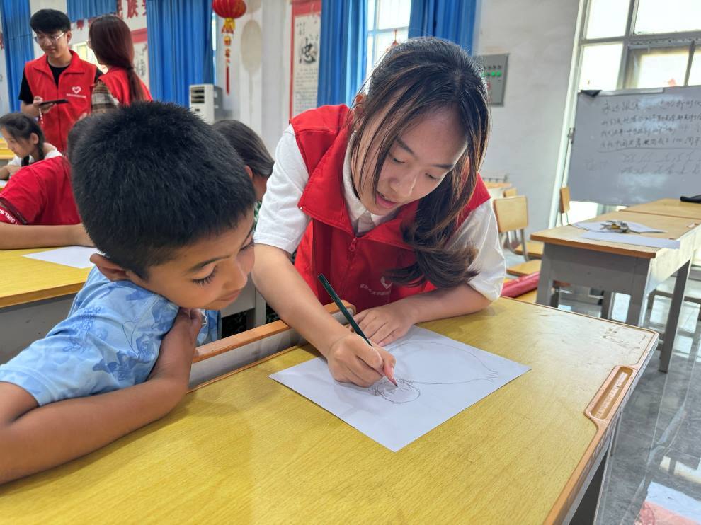 塔里木大學(xué)暑期三下鄉(xiāng)實(shí)踐團(tuán)深入基層，助力鄉(xiāng)村振興