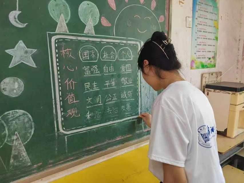 安陽(yáng)工學(xué)院暑假“三下鄉(xiāng)”發(fā)展成就觀察團(tuán)走進(jìn)王莊鎮(zhèn)小學(xué)