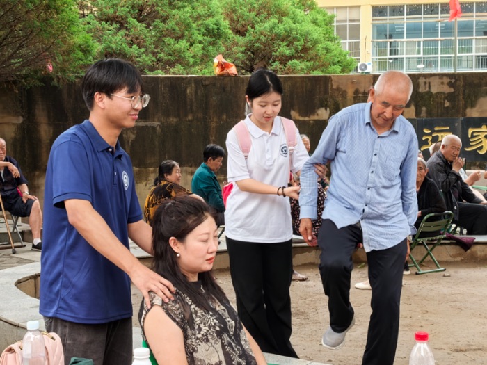 西安交通大學城市學院護理與康復學院：紅途義診進社區，赤心服務暖民心