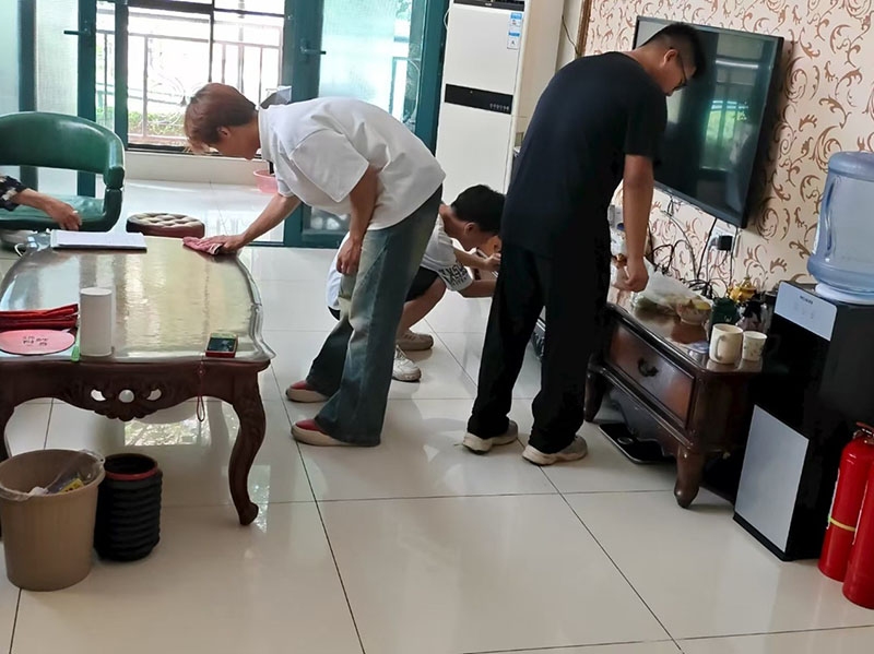 圖為實(shí)踐團(tuán)成員在打掃衛(wèi)生和整理物品