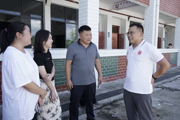 校領導深入社會實踐一線，慰問勉勵志愿服務隊