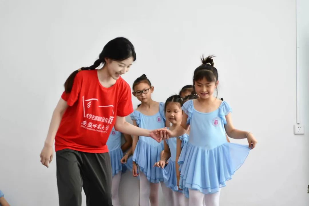 安徽學(xué)子三下鄉(xiāng)：和美鄉(xiāng)村聯(lián)非遺，青春賦能花鼓燈！