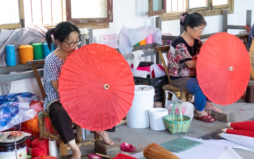 甲路傘廠(chǎng)工人制作甲路傘