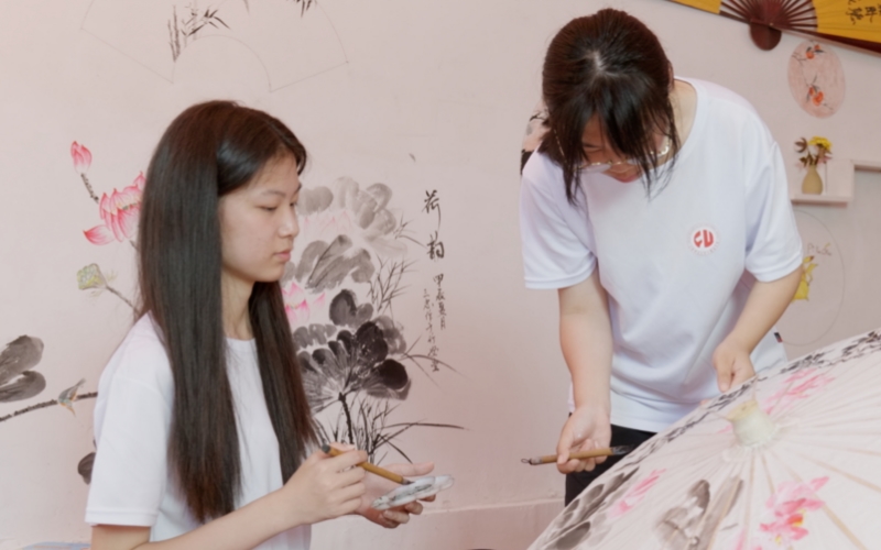 實(shí)踐隊(duì)成員體驗(yàn)甲路傘繪畫(huà)工藝