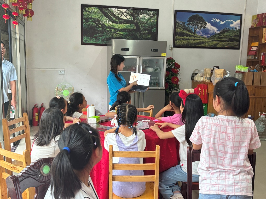 “鄉”約酉陽何巖村，“三字一話”育新苗