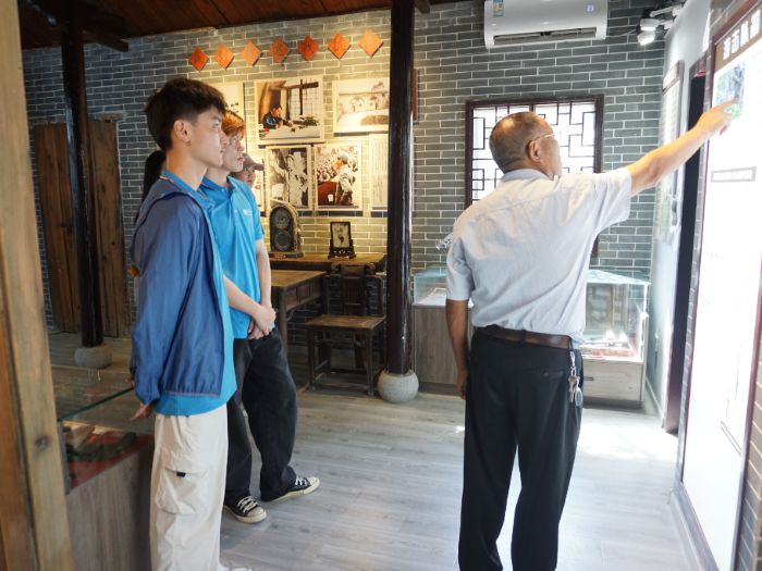 巢湖學(xué)院工商管理學(xué)院“尋脈柘皋”實(shí)踐團(tuán)赴柘皋鎮(zhèn)汪橋村開展紅色文化調(diào)研活動(dòng)