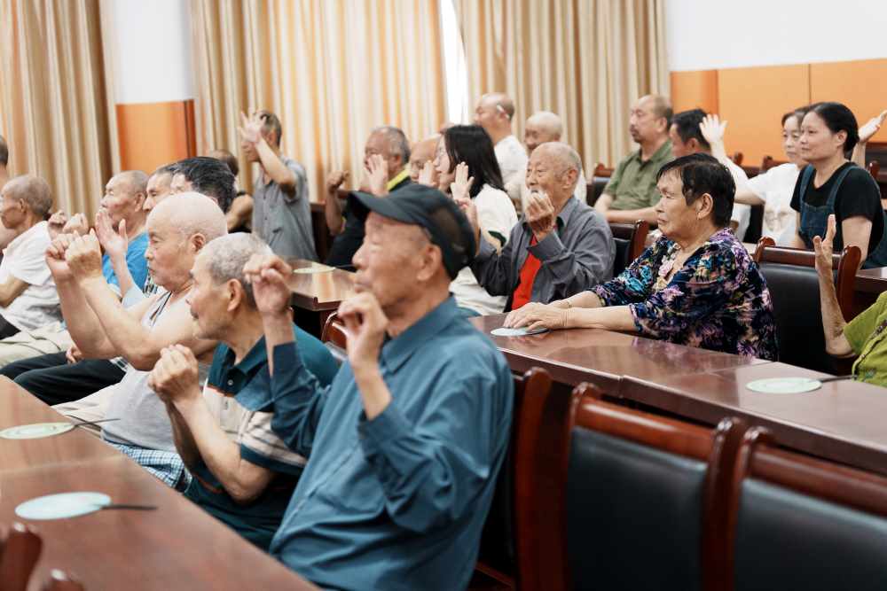 心手相連暖夕陽，健診溫情護安康——廣元市利州區社會福利院開展關愛活動