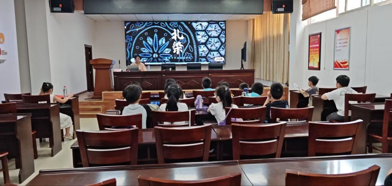 小手傳非遺，趣暑潤(rùn)童心 “青仔公益暑托服務(wù)點(diǎn)”開展非遺扎染特色課程