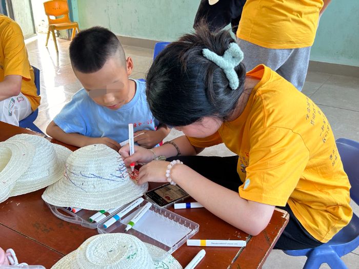 星芒落草帽，繪筆訴心瀾