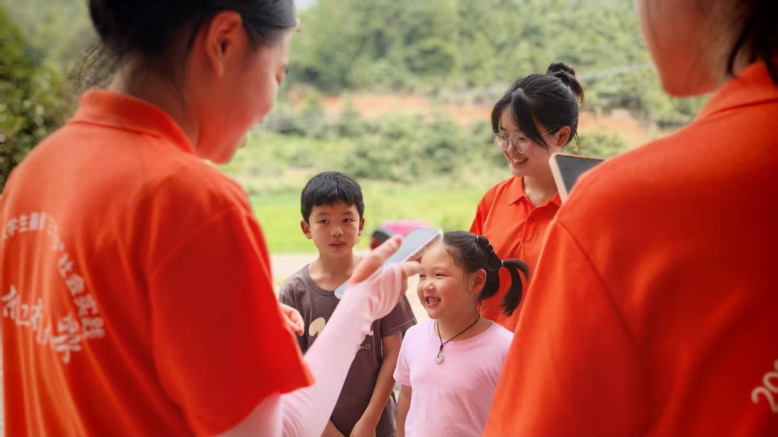 湖南工商大學茶韻金藪團赴東陵村開展關愛兒童 ，用歌聲搭建心靈橋梁