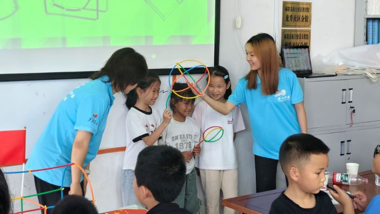 懷化學院“三公”志愿服務團——吸管搭建展創意，交通課堂增見聞