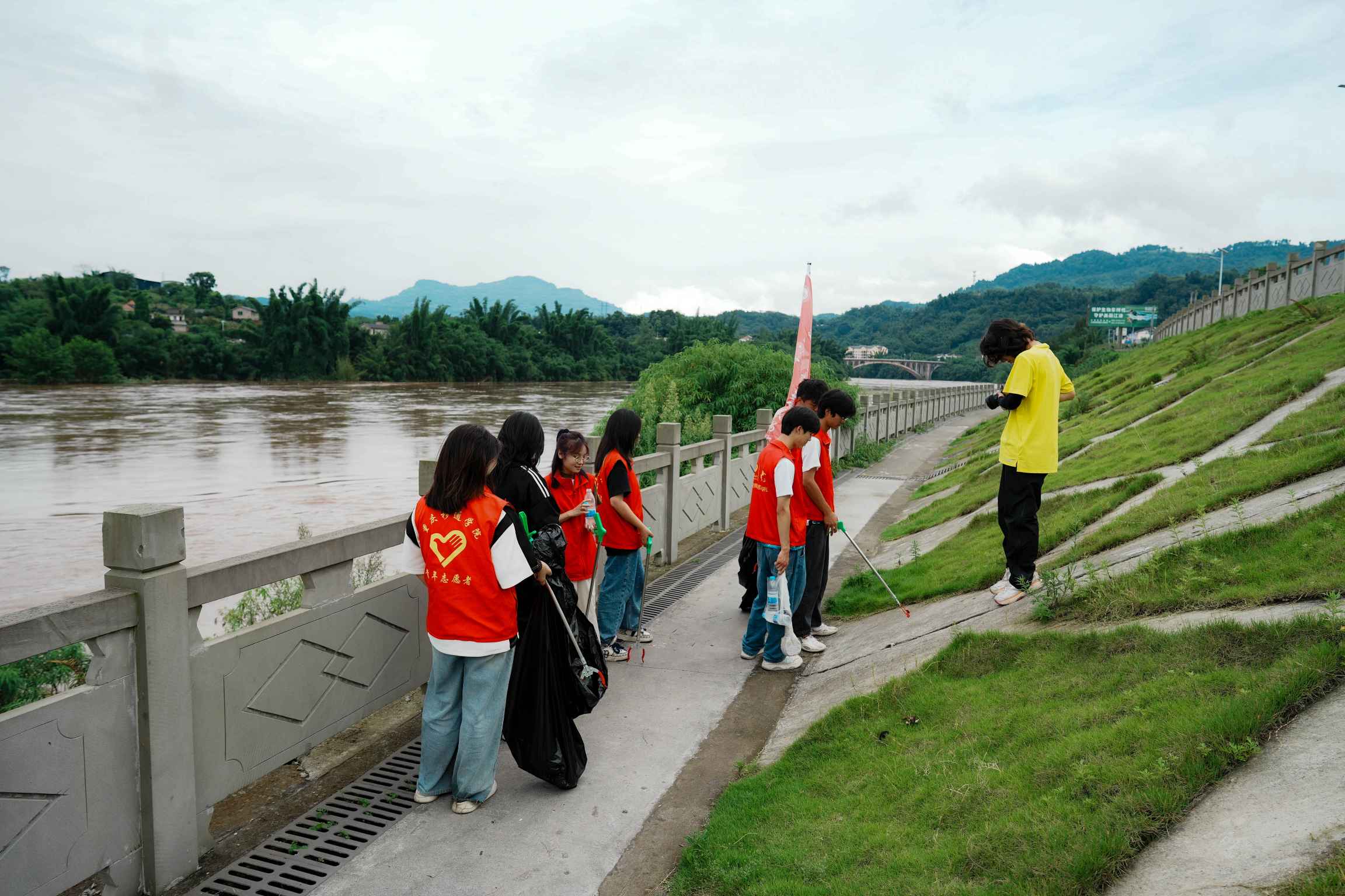 匯聚青春之力，守護碧水清流——重慶移通學院零碳鄉村·HUA廢為保鄉村振興青年實踐團暑期“三下鄉”社會實踐活動