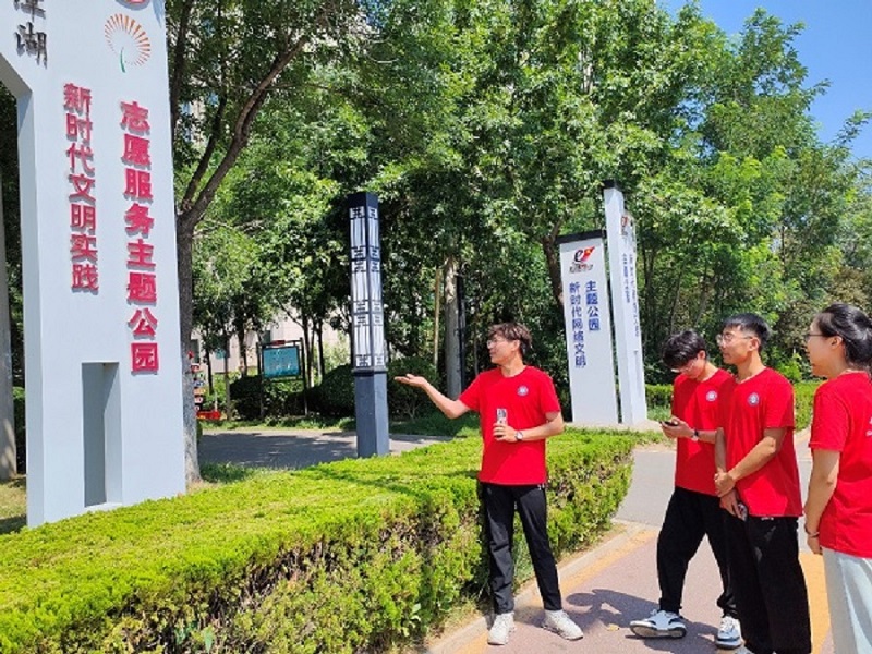 “ 青襟數維·共護黃河” 實踐團前往東營市明潭公園探查黃河流域水系水文狀況