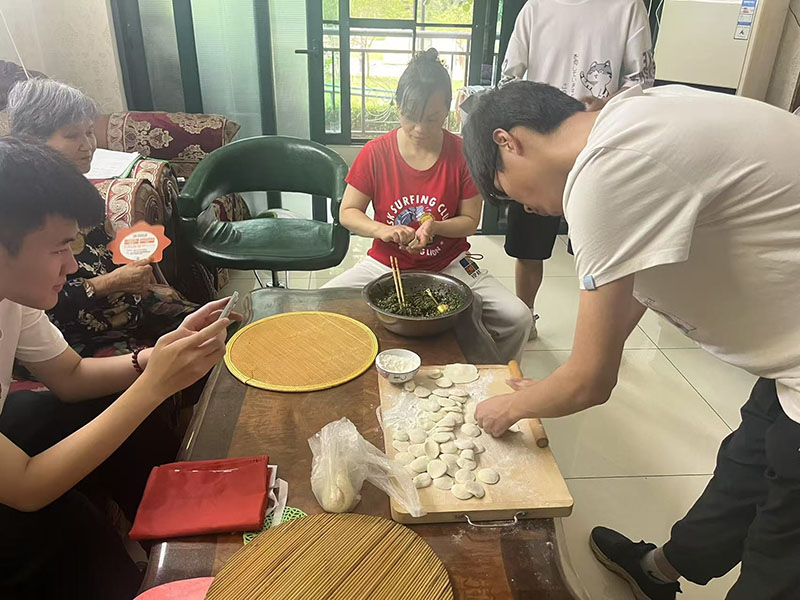 圖為實(shí)踐團(tuán)成員在認(rèn)真幫助老人做飯包餃子的日常團(tuán)隊(duì)成員攝