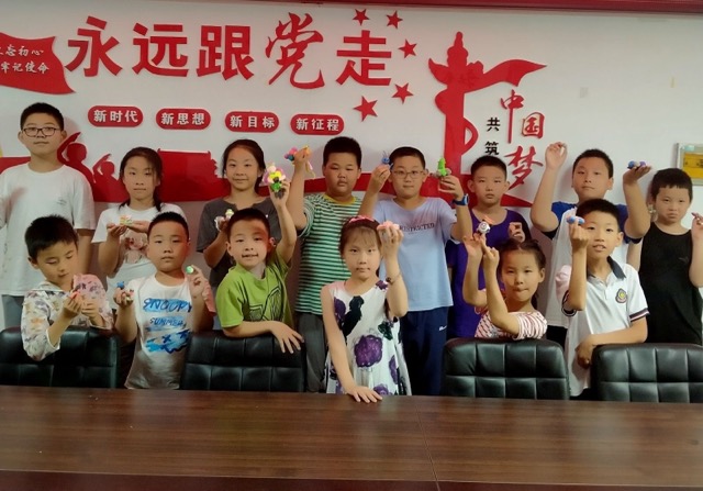 手工課堂歡樂多，歌聲傳唱不停歇