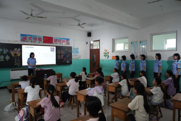 法潤花蕾·守護成長 | “藏藍微光·法潤青禾”實踐團婦女兒童權益保護講座暖心開講 ?