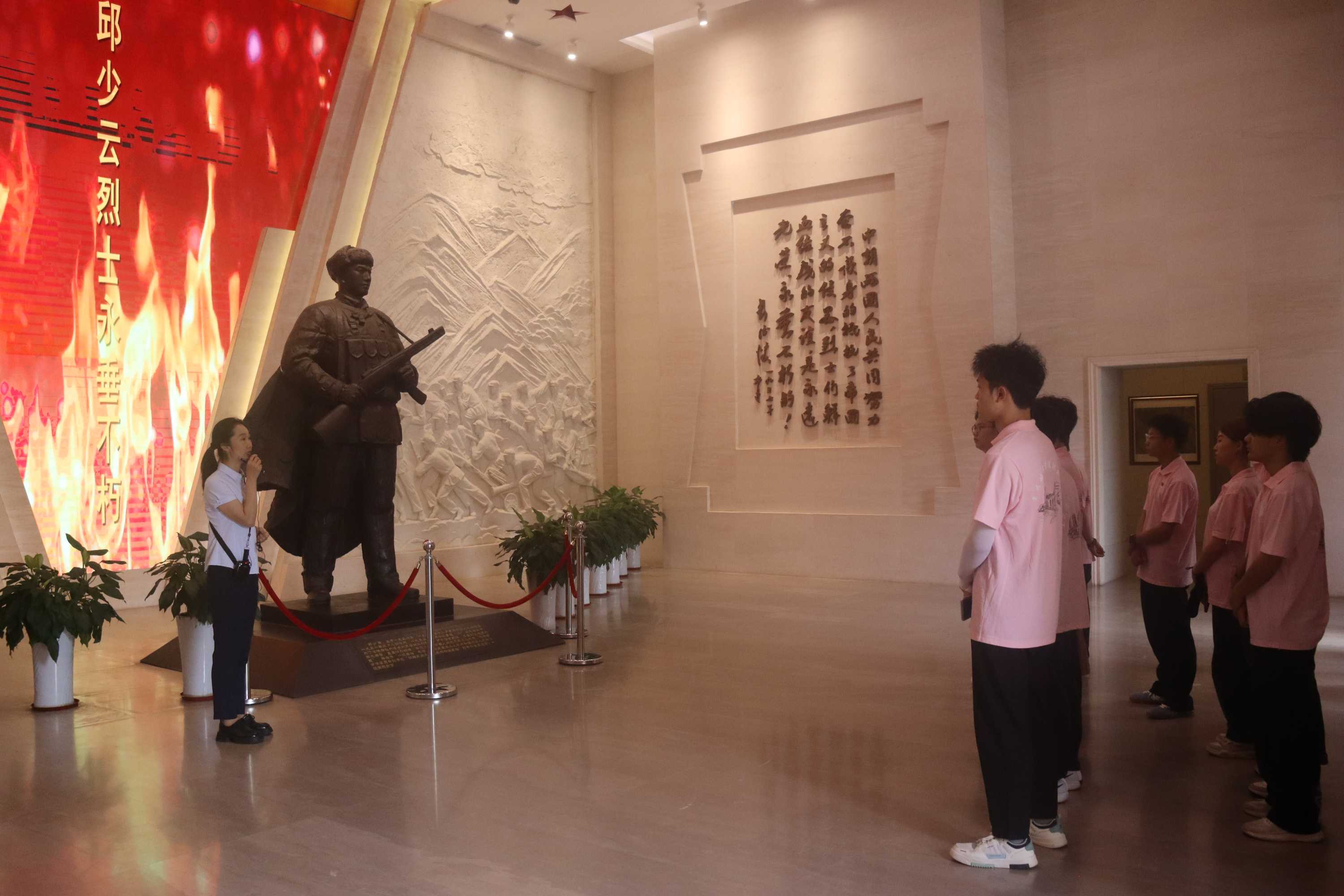 重慶城市管理職業學院“三下鄉”參觀邱少云紀念館：“緬懷英烈，傳承精神”