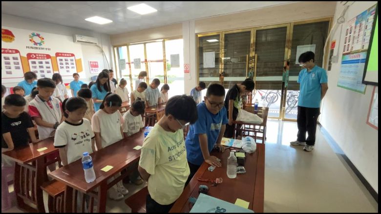 哀思鑄史魂 旗映童心志