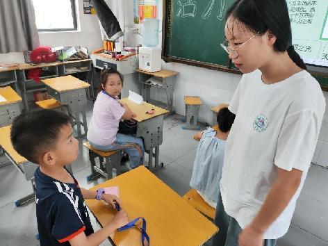 “探索名人足跡，啟迪智慧之光”武昌理工學(xué)院云夢(mèng)書(shū)韻志愿服務(wù)隊(duì)開(kāi)展“閱名人故事”主題特色課程