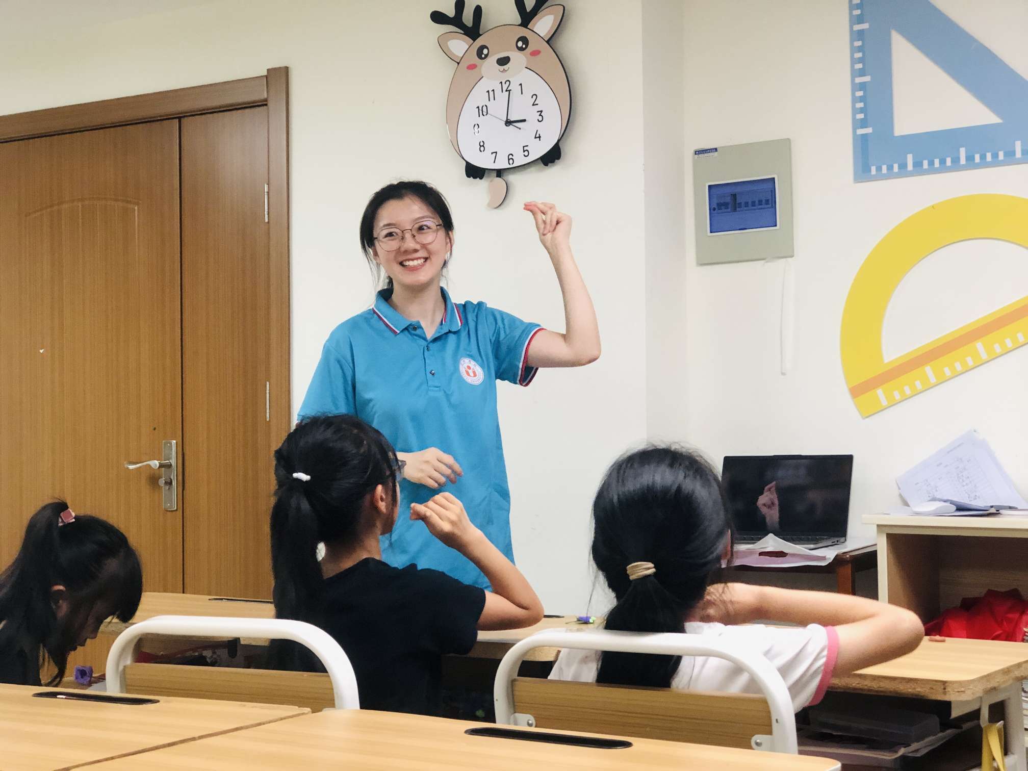 與“身”共歌，與“樂(lè)”同行