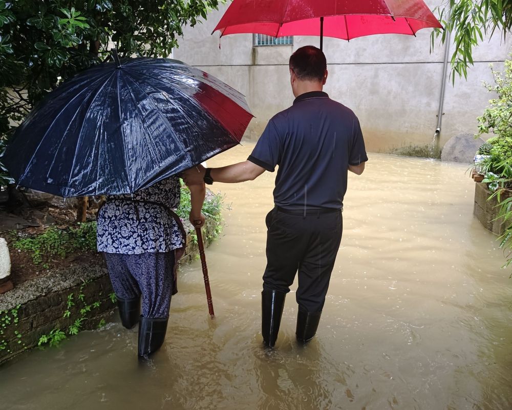 巢湖學院赴廬江縣開展“繪就綠水青山，定格振興瞬間”鄉村振興實踐團協助抗洪