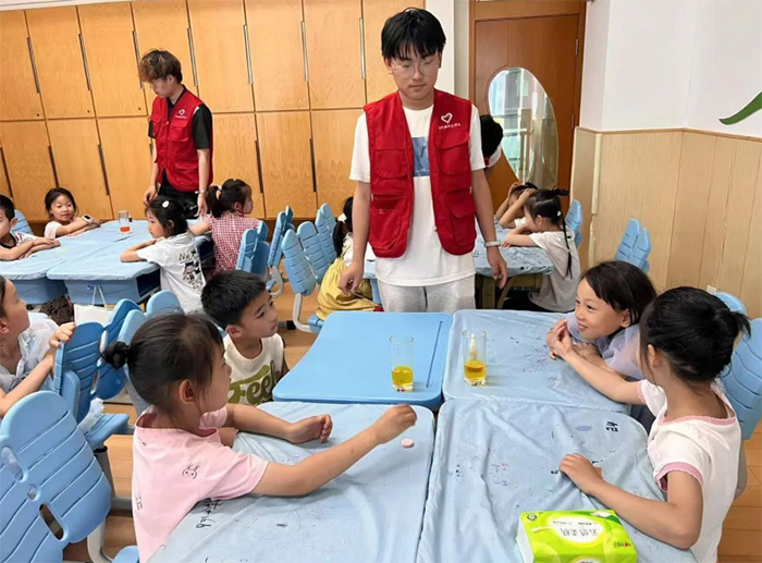 煙臺(tái)大學(xué)“啄木鳥”社區(qū)實(shí)踐隊(duì)赴煙臺(tái)市青少年宮開展小牛頓實(shí)驗(yàn)活動(dòng)