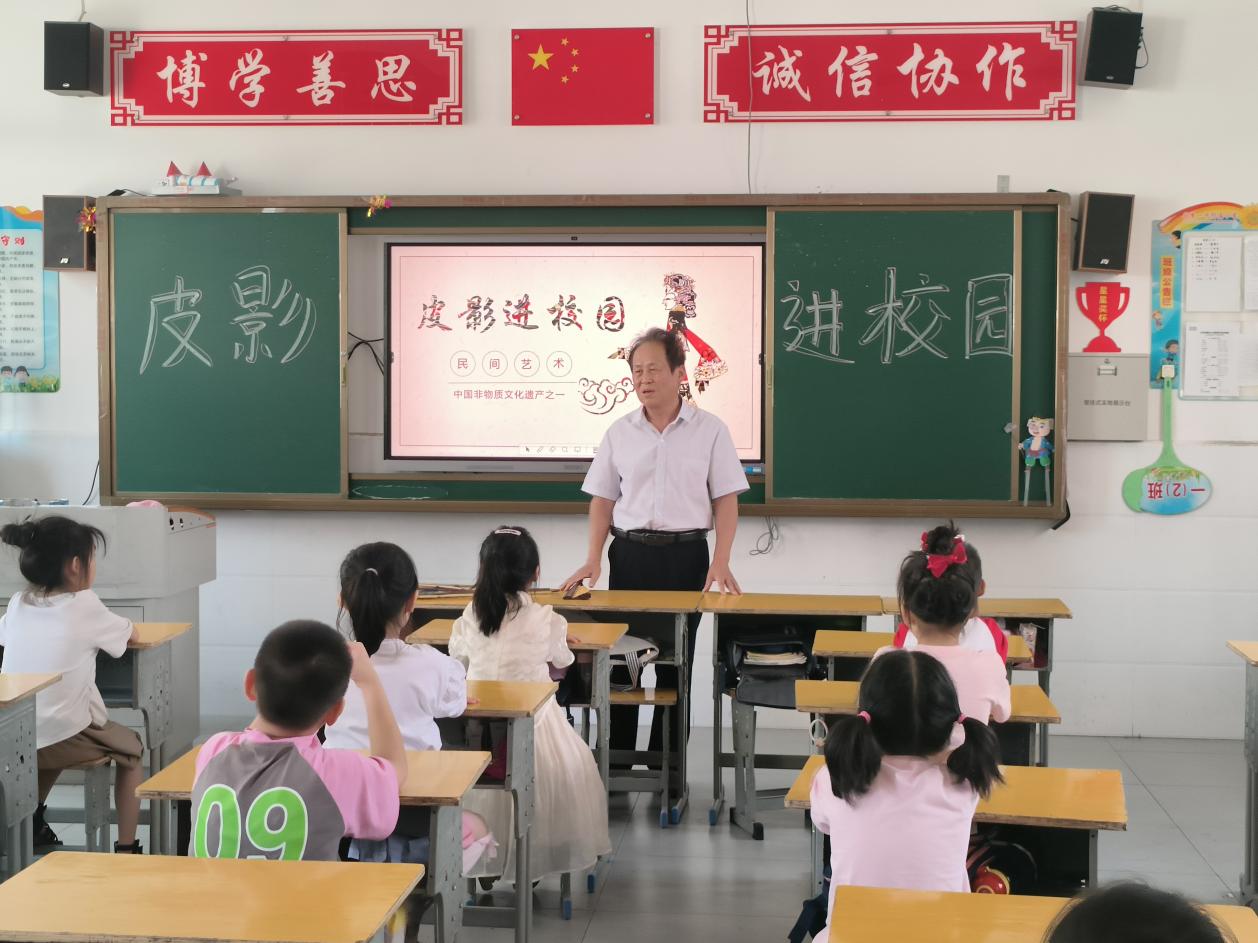 非遺進校園：皮影點亮鄉村夢想——武昌理工學院云夢書韻志愿服務隊邀請非遺大師秦禮剛傳授非遺皮影戲魅力