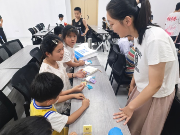 以愛育新苗，以情暖桑榆——江蘇師范大學“淮韻新芽”志愿服務隊參與基層社區服務