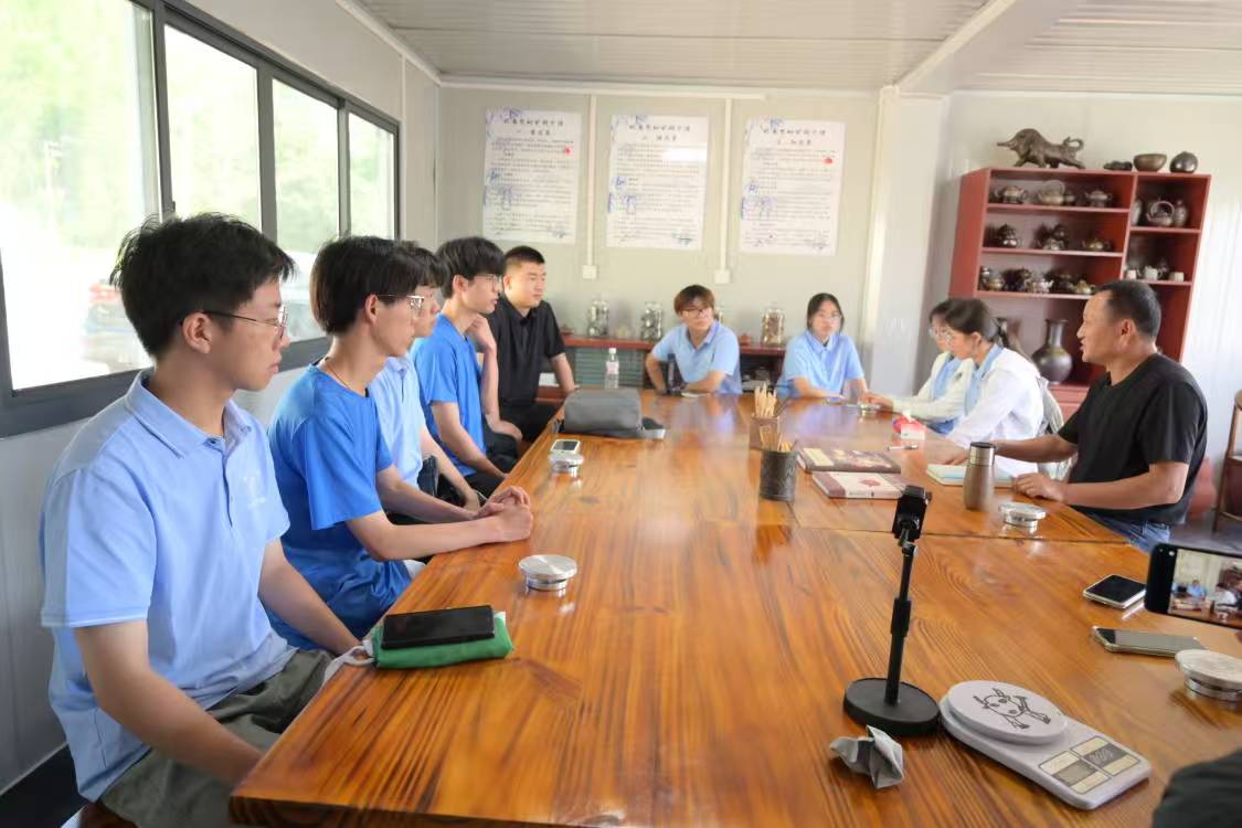 匠心守藝 青春傳薪 ——安徽理工大學(xué)“蓼花知行”志愿隊(duì)探訪非遺紫砂宣紙之美