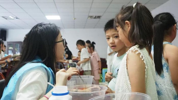 星星彩光燈照童心 化學魅力引探索 ——重慶師范大學化學學院赴綦江開展暑期三下鄉實踐活動