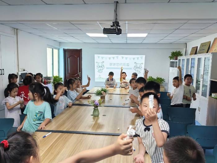 承德醫(yī)學院“合力智興桑蠶業(yè)，傾心惠農助鄉(xiāng)邦”暑期實踐服務隊順利開展“承醫(yī)學子四地行：桑蠶科普潤童心，科技賦能織富路，文旅融合譜新篇”三下鄉(xiāng)實踐活動