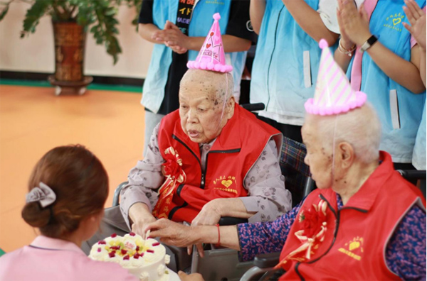 塔里木大學暑期三下鄉—愛心慰問至，老人溫馨生