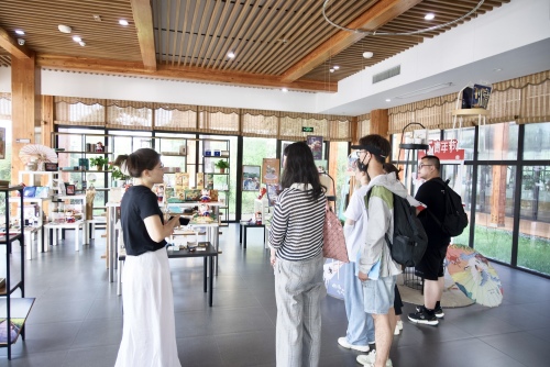 泰院學(xué)子三下鄉(xiāng)實(shí)踐圖片：旅游盤(pán)活經(jīng)濟(jì)，助力鄉(xiāng)村振興