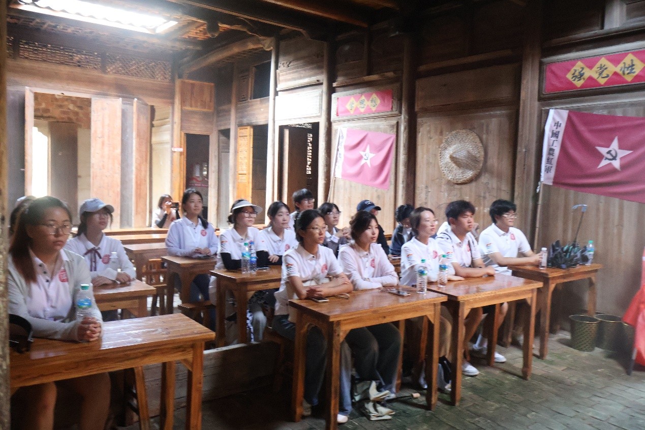 紅色走讀悟初心，青春實踐探桐山