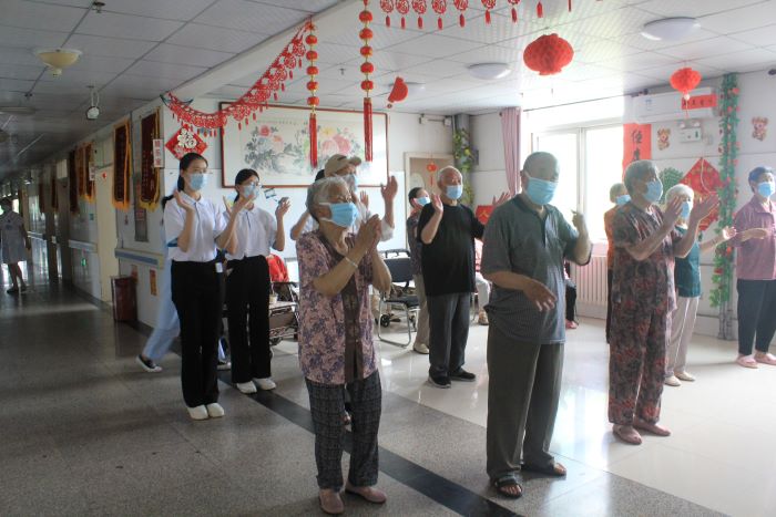 國際教育學院“‘青’暖朝夕”社會實踐服務隊踐行智慧助老行動