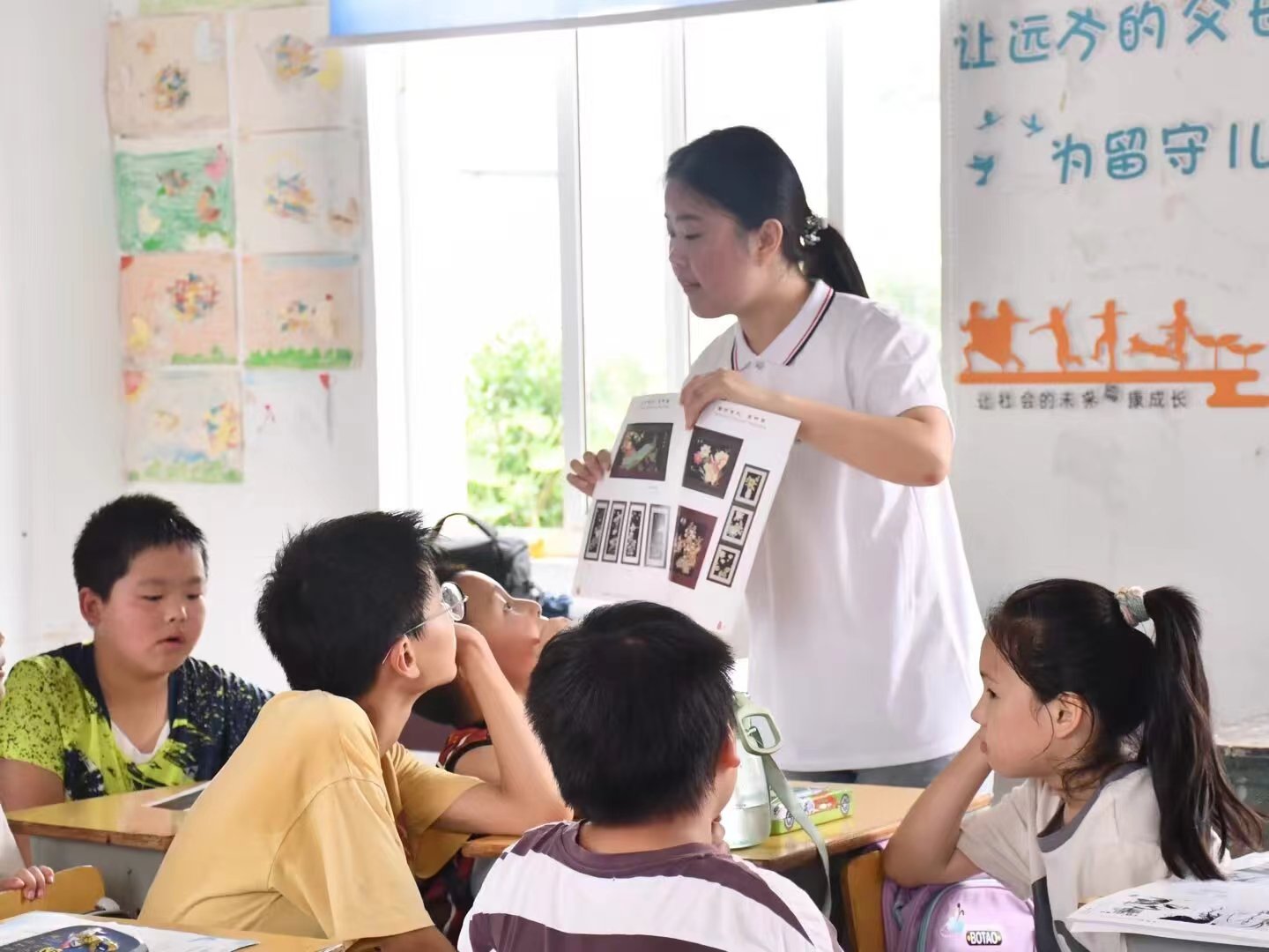 巢湖學院“懿本圖”非遺文化傳承實踐團前往中李村“愛生愛”留守兒童活動室開展非遺文化宣講課