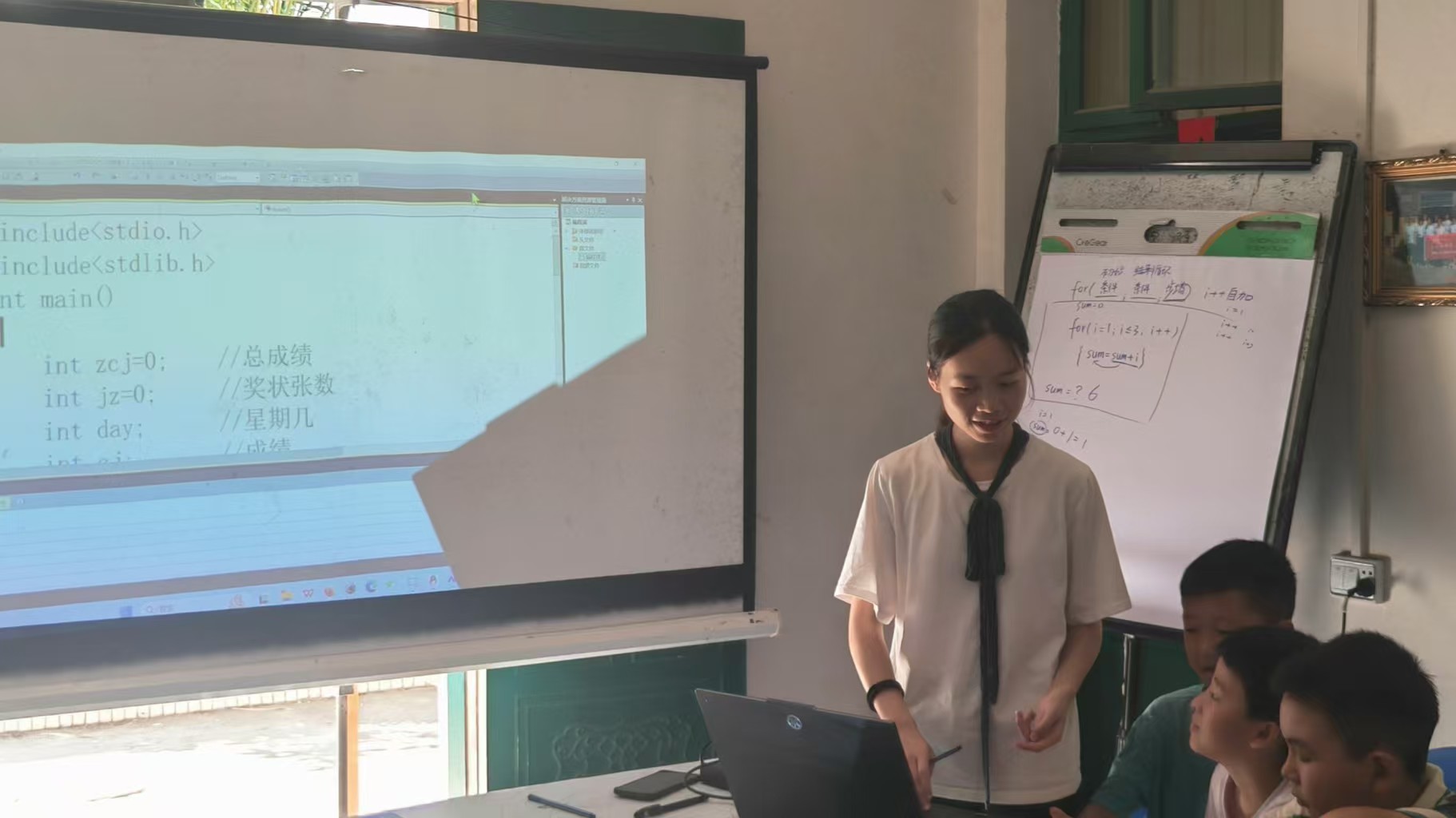 南京航空航天大學(xué)學(xué)子三下鄉(xiāng)|智趣相授拓視野，動(dòng)手共研育初心