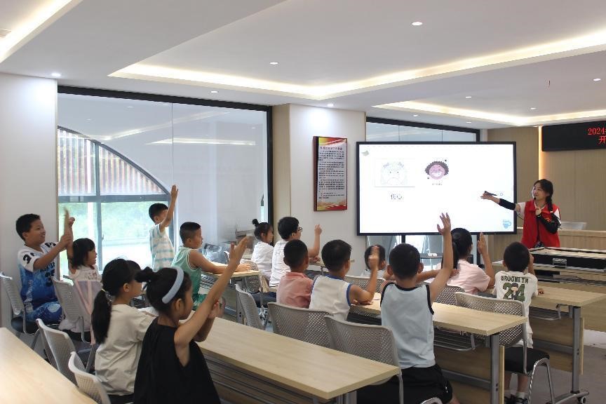 江西財(cái)經(jīng)職業(yè)學(xué)院會(huì)計(jì)學(xué)院“青春有為”社會(huì)實(shí)踐隊(duì)與三里社區(qū)聯(lián)合開展心理健康主題宣傳教育活動(dòng)