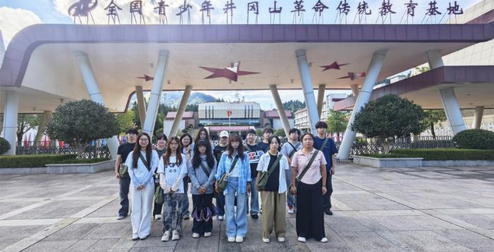馬鞍山學(xué)院藝術(shù)設(shè)計(jì)學(xué)院“星火燎原團(tuán)”赴井岡山開(kāi)展暑期社會(huì)實(shí)踐
