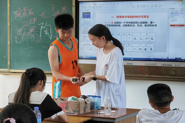 武昌理工學(xué)院三下鄉(xiāng)：練得一手好字，見字如面