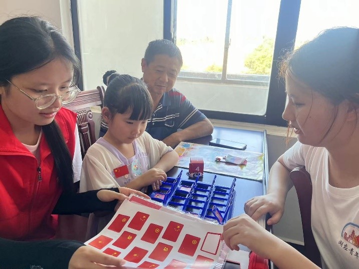 敬閃閃五星紅旗，表拳拳愛(ài)國(guó)情義 ——“三下鄉(xiāng)”愛(ài)國(guó)旗教育篇