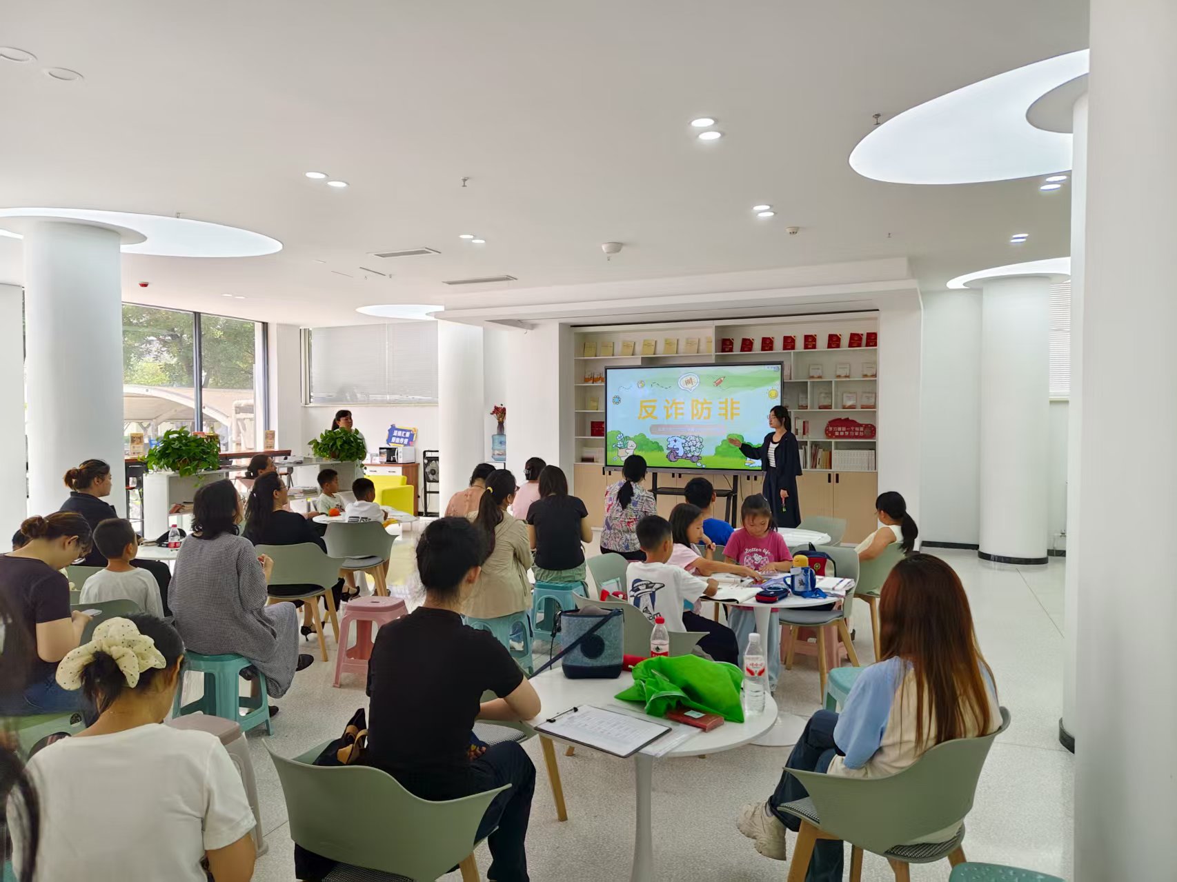 山東大學經濟學院聯合濟南市歷下區文化東路街道開展“反詐防非”主題活動